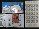 de nombreux timbres exposés sur une table noire