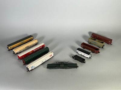 tout un tas de wagons de train miniature alignés les uns à côté des autres