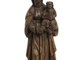 l'image d'une statue représentant une femme tenant un bébé dans ses bras