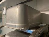 une grande casserole en métal posée sur une cuisinière