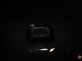 un objet noir posé sur une surface noire