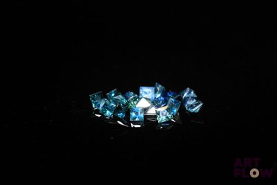 une photo en gros plan d'une bague ornée de cristaux bleus