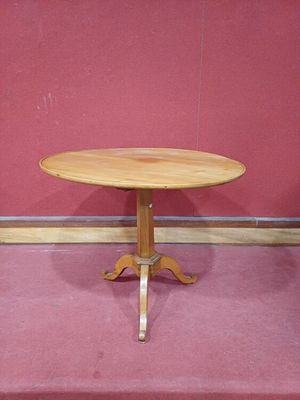une table en bois avec un plateau en bois posée sur un tapis rose