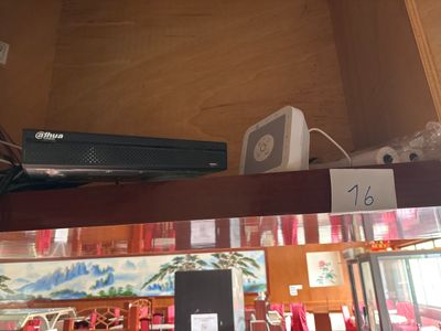 une télévision posée sur une étagère dans une pièce