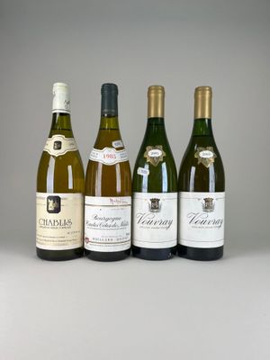 quatre bouteilles de vin sont alignées sur une table