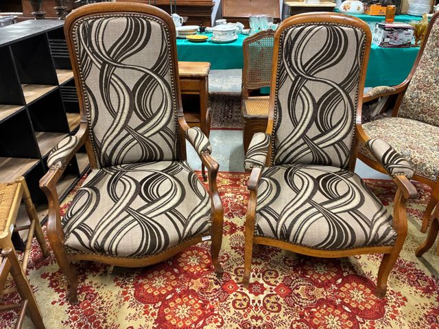 Paire de fauteuil voltaire garni de tissu moderne
