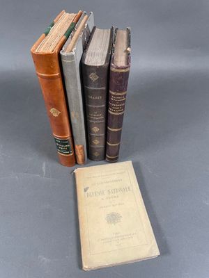 plusieurs livres sont empilés sur une table