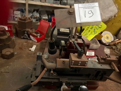 une machine posée sur une table dans un garage
