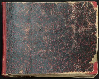 un vieux livre posé sur une table couverte de terre