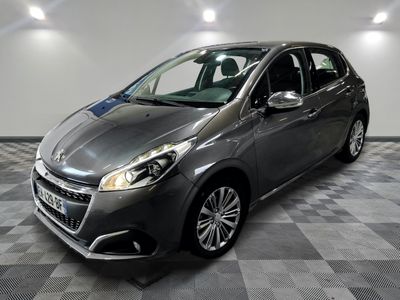 la photo d'une voiture grise garée dans une salle d'exposition