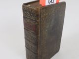 un petit livre contenant une carte, posé sur une table