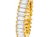 un gros plan d'une bague en or sertie de diamants taille baguette