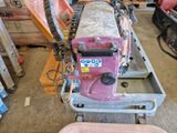 une machine rose qui se trouve dans une pièce