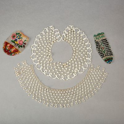 un collier, un bracelet et une broche posés sur une table