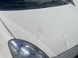 une camionnette blanche garée devant un bâtiment