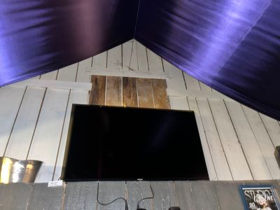 un téléviseur à écran plat fixé au mur d'une pièce