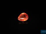 un diamant orange dans l'obscurité