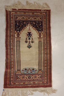 Tapis de prière en laine et soie à fond beige, frise à décor…