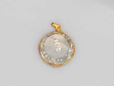 un pendentif en or et diamants représentant le portrait d'un homme