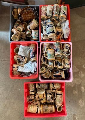 quatre boîtes rouges remplies d'objets de toutes sortes
