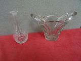 deux vases en verre posés sur une surface rouge