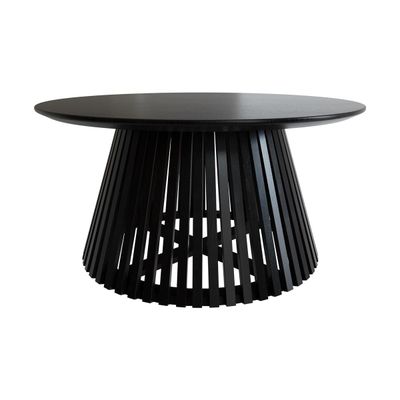 La table est en bois noir et possède un plateau noir.