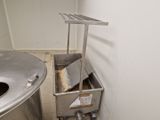 une image représentant une poubelle et une poubelle dans une salle de bains