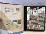 une personne tenant un livre sur lequel figurent des timbres et des cachets