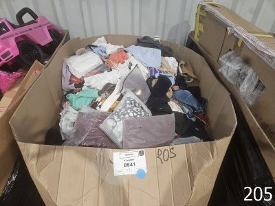 une boîte en carton remplie de vêtements et d'autres objets