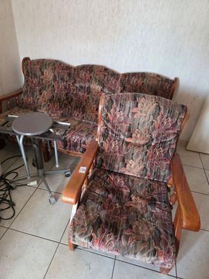un canapé et un fauteuil dans une pièce au sol carrelé