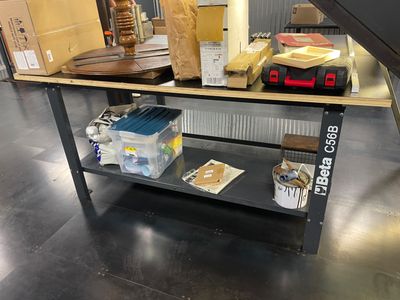 une table sur laquelle se trouvent de nombreux objets