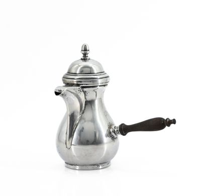 cafetière argentée sur fond blanc, avec une poignée noire
