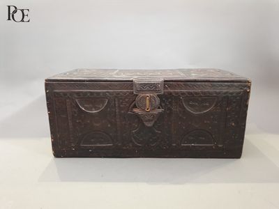 Grand coffret en cuir gaufré sur âme de bois à décor de moti…