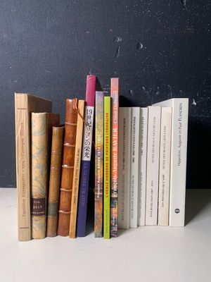 un grand nombre de livres posés sur une table