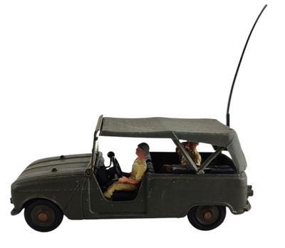 un véhicule militaire miniature avec deux figurines à l'intérieur