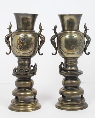 deux vases posés côte à côte sur une table