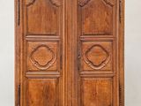 une image représentant une armoire en bois avec deux portes d'un côté et une porte de l'autre