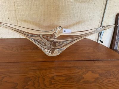 un saladier en verre posé sur une table en bois, avec une étiquette dessus