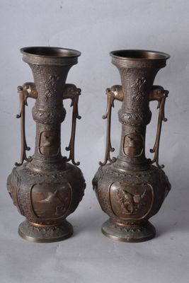 deux vases posés sur une table