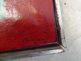 un gros plan d'un tableau rouge posé sur une table