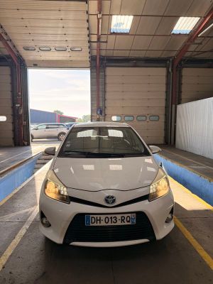 une voiture blanche garée dans un parking couvert