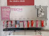 un présentoir de dentifrices et d'articles liés au dentifrice dans un magasin
