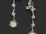 une paire de boucles d'oreilles en diamant et plaquées platine