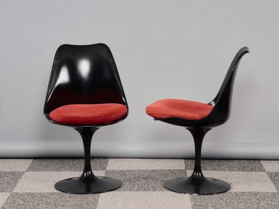 une paire de chaises « Tulip » noires avec des coussins rouges