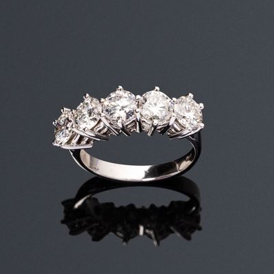 Demi-alliance en or gris 18k (750e), ornée de 5 diamants bri…