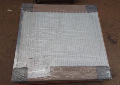 la photo d'une photo d'un bout de papier posé par terre