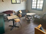 une pièce dans laquelle se trouvent une table, des chaises et un canapé