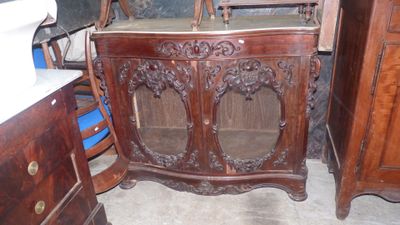 une armoire en bois surmontée d'un miroir