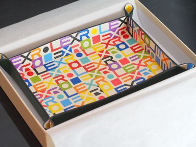 une boîte comportant un plateau orné d'un motif coloré