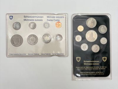 deux pièces d'argent se trouvent dans un étui en plastique et l'une d'entre elles est une pièce d'argent
